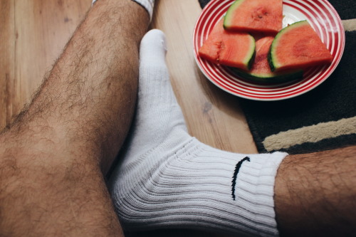 socksyboy:Well, take your pick. Juicy melor or juicy white Nike socks? 