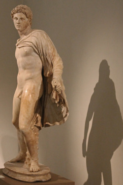 echiromani:Statue of an athlete. Farnese Collection, National Archaeological Museum, Naples.