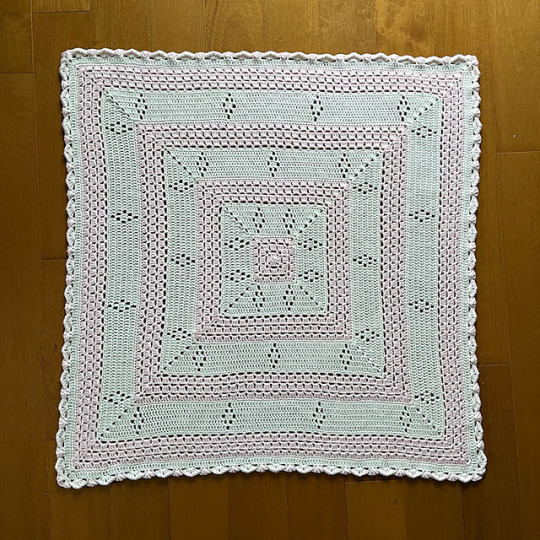 Baby Diamonds Blanket by Jeanne SteinhilberFree Crochet Pattern Here #free#free pattern#crochet#crochet pattern#granny square#blanket