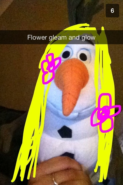 disneyismyescape:  olaf likes 2 play dress up and i like to pretend i can art  