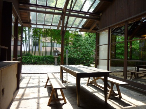 k-nakama: 井上房一郎邸。 .　 実は、この家は、 名作住宅の、 そっくりそのままの、コピーです。 .　 オリジナルは、 アントニン・レーモンドの自邸。 .　 この家を建てた、井上房一郎という