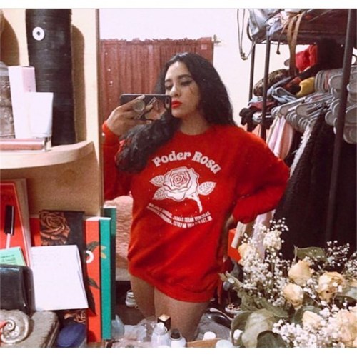 FLOWERPOWER Bedroom vibes con @jaclein in our new RED PODEROSA sweatshirt! Available online and in s