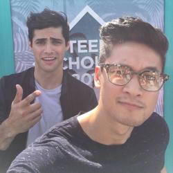 matthewdaddariodaily:  shadowhunterstv: #Malec selfie at the #TeenChoice Awards. 🔥 #Shadowhuntersshadowhunterstv: Another #Malec selfie on the #TeenChoice Awards. 💙 #Shadowhunters 