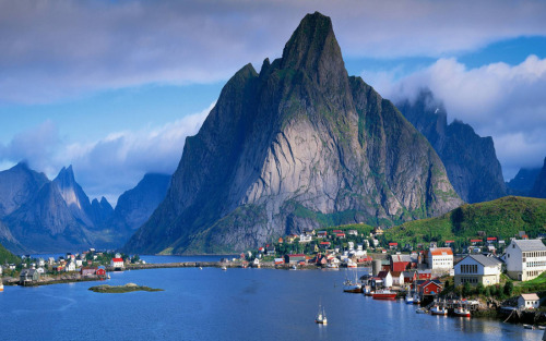 fritzybeat:  I just found my new favorite place on planet earth.Reine, Norway.  Oh wow <3