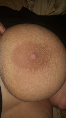 bigtitandnipplelover:  Wifes Big tit !!!