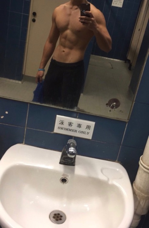 hksportydick: 約左個名校泳隊仔仔 帶條藍色band以作識認 俾18歲仔仔命令全裸入去格服侍佢 一個鐘無停過 俾佢條18cm巨龍操射 搞到我腳軟走番出黎 要片pm問我拎