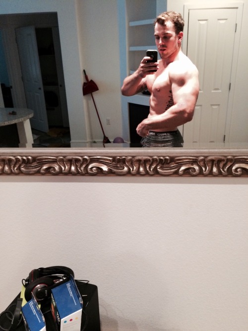 bouldershoulderguy:  Feeling big and bulky 😈