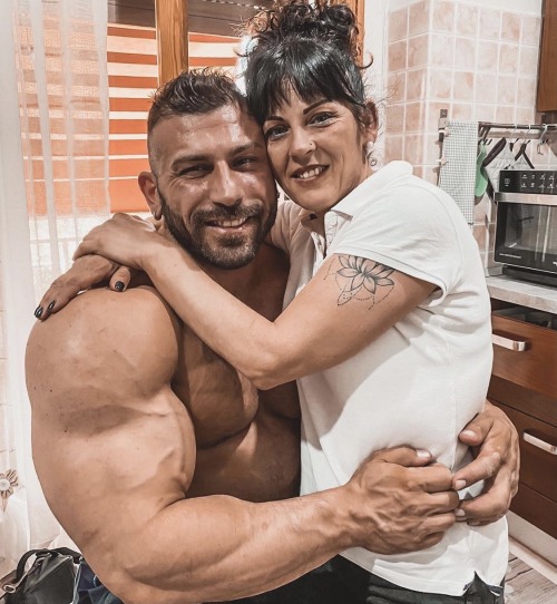 Sometimes It Takes Seeing A Bodybuilder Beside A Normal Person To Appreciate Just How Magnificent They
