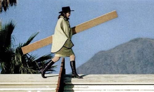 tomorrowcomesomedayblog:Indira Berndtson removes untidy lumber from the roof (at Taliesin West, Ariz