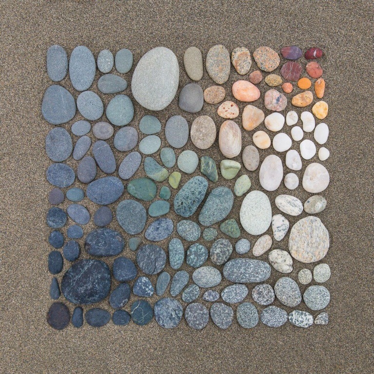 skippyjonjones3: sixpenceee: Stones arranged by colour vis reddit user MomoYaseen
