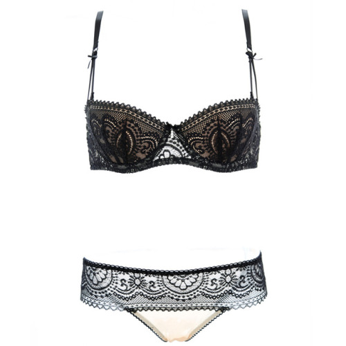 This padded balconette bra and its matching, dainty panties are sure to win your heart. A staple tha