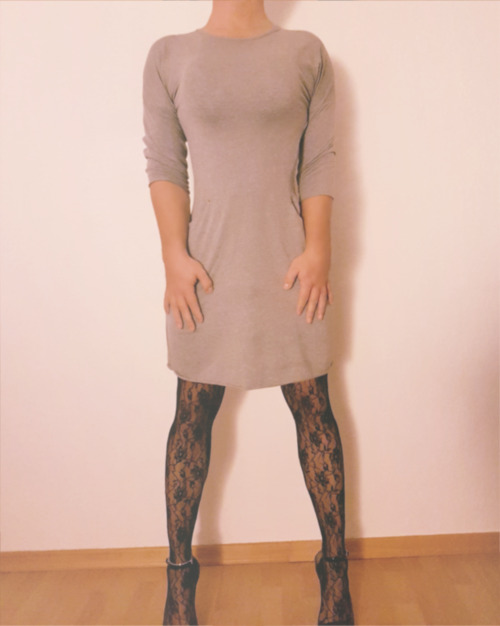 sissysophiesdiary:Peek-a-boo :) I love this dress :) /kisses