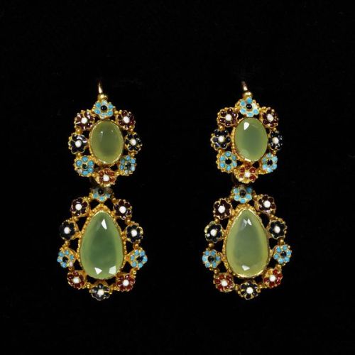 French golden earrings ca. 1825 (made) 1819-1838 (marked), from the V&amp;A