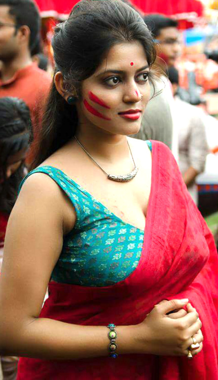 indiangalz: Another example as to why saree is one of the most sexiest dress out there!