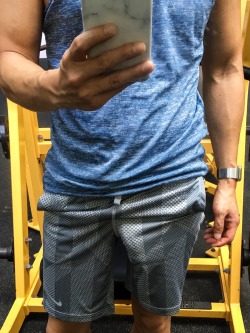 visiblepenisline:  Bulging at the gym