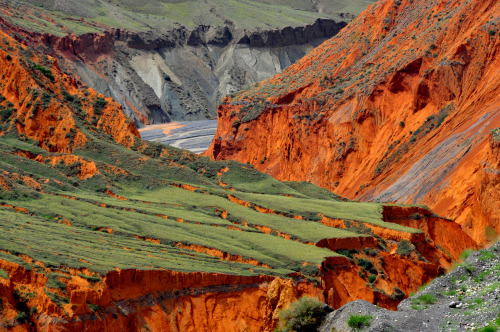 breathtakingdestinations: Red Mountain Canyon - China (by Michael Wong) 