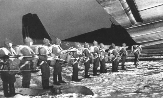 l'histoire du premier parachutage, avec ses premières unités. Tumblr_inline_nlh0bo1nvl1qapn73_640