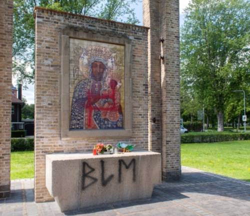 speciesbarocus:A mosaic of the Black Madonna of Częstochowa in Breda, Netherlands, dedicated to the 