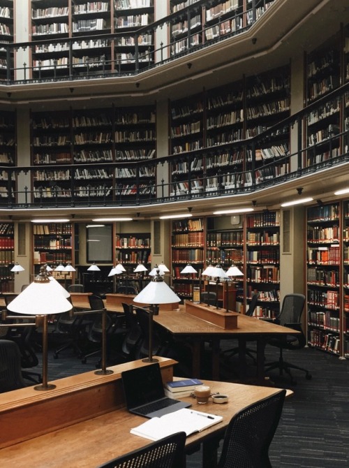 galina:Yesterday morning I had the round reading room at the library completely to myself. 