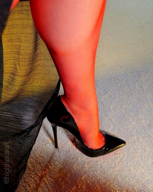 Red Devil … happy Friday everyone#redevil #happyfriday #tgifathome #highheelsart #highheels #