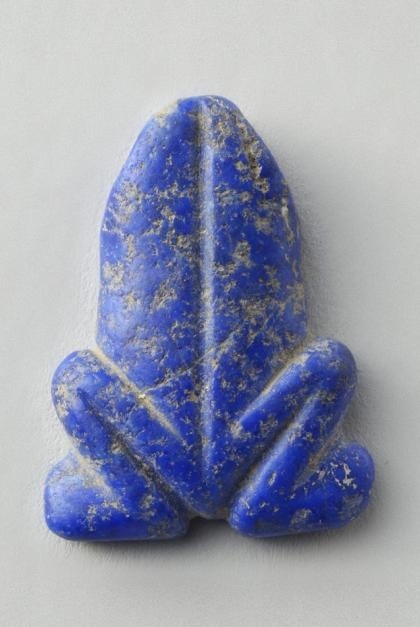 margadirube:fabionardini: Sumerian Amulet in the shape of a Frog, c. 3500 BCE Post Julia Indigo