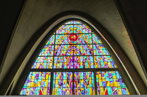 Imponentes y coloridos vitrales en la Parroquia de Nuestra Señora de la Medalla Milagrosa en 