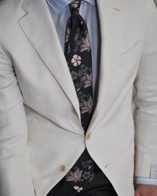 4 ties for same #outfit Discover on woolsboutiqueuomo.com White jacket by #carusomenswear Wool 150’s