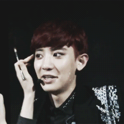 ohbaekhyuns:  chanyeol talking while getting his makeup done… 
