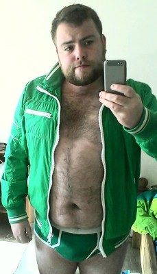 thebeardandthebelly:  I wish i had the balls to go outside like this lol. I love me some green. 