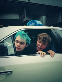 5secondsofsummer-fanpage:  5secondsofsummer-fanpage:  It’s looks like the taxi forgot Luke and Calum and Michael and Ashton are just like “No it’s fine, keep driving. It’s not that far a walk”  OH MY GOD ITS MY FETUS POST 