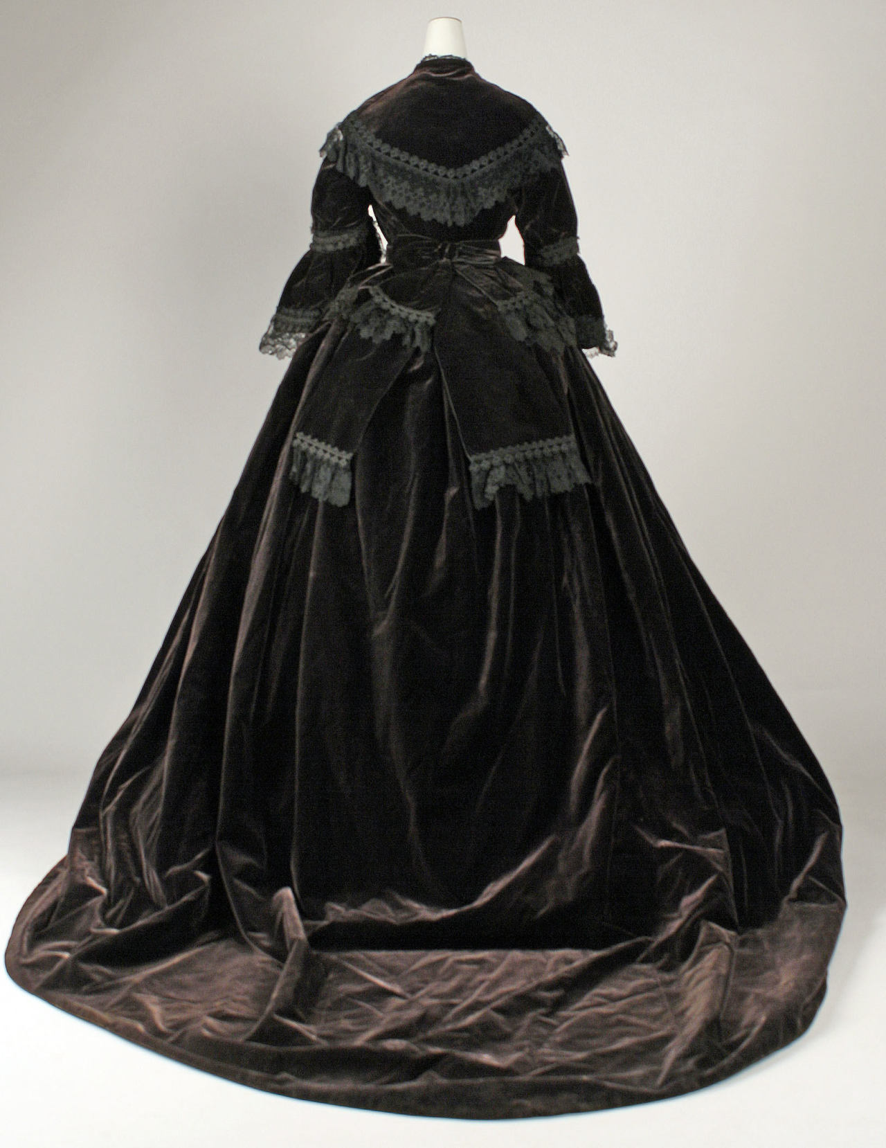 spookyloop:  ephemeral-elegance:  Lace Trimmed Velvet Mourning Dress wit Changeable