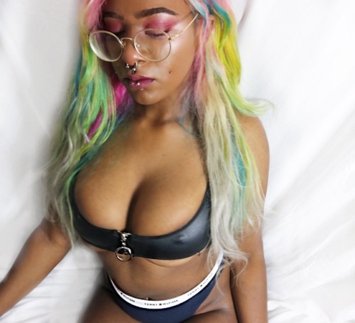 via-la-vivid: Anyone like laytex?  I.g - Slimy.bats Sc- sunnyx0xo