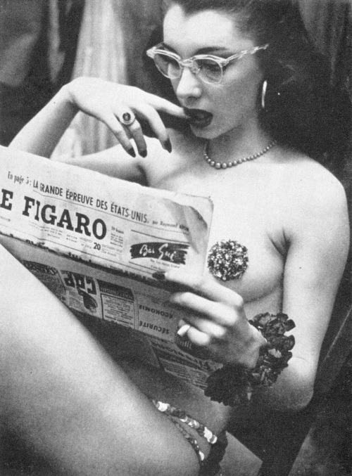 vintagechampagnefever:  Burlesque dancer reads the paper backstage  
