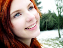 locuras1000:  Pelirroja preciosa de ojos azules, sonrisa deslumbrante y labios apetecibles       :-)=