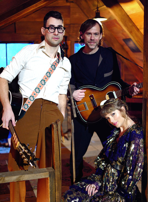 emmaduerrewatson:Jack Antonoff, Aaron Dessner, and Taylor SwiftPose onstage for the 63rd Annual GRAM