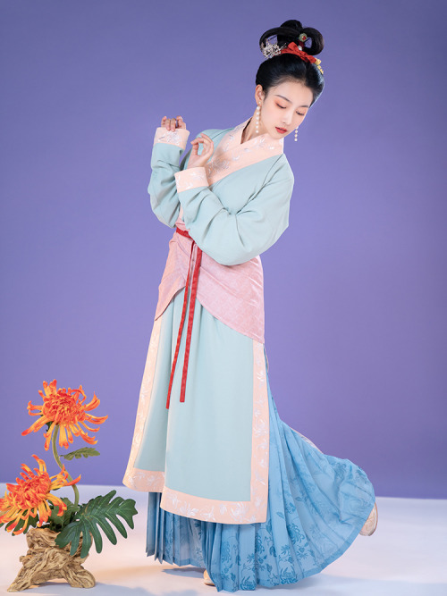 fouryearsofshades:pink: circular collar robe 圆领袍blue: cross-collar long ao  直领大襟长袄skirt: b