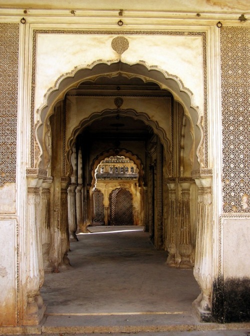 (via Paigah Tombs IV, a photo from Andhra Pradesh, South | TrekEarth) Hyderabad, India