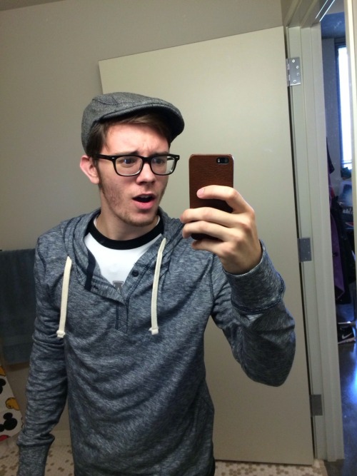 totallynotbarrett:  Ignore the fact that I look like shit today. So the boyfrann (Tumblr: alfredont) went to New York and got me a newsboy cap from Newsies on Broadway, and I CANT HANDLE THE AMOUNT OF HIPSTER IN THIS PICTURE. 