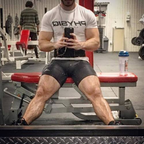 workoutgear: www.instagram.com/kostelic/