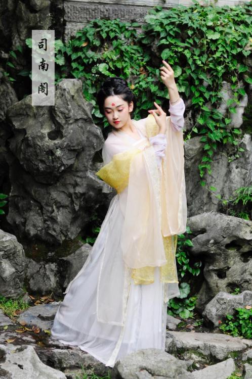 fouryearsofshades: 司南阁 nanshuhanfu.taobao.com/ 面料： 上襦：天丝雪纺 齐胸裙：灰白色天丝雪纺（裙头绣花边） 大袖衫：欧根纱（衣缘金线绣花边