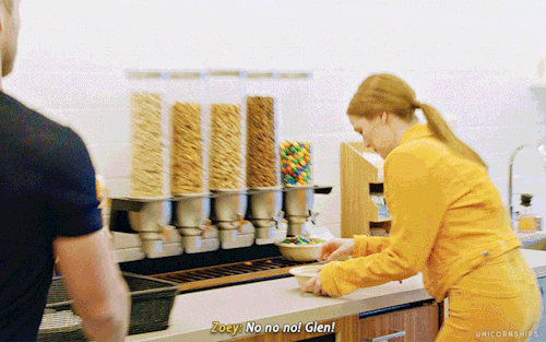 You Totally Do Not Want To Get In Between Glen Powell And Zoey Deutch When They’re Competing Cos They’re