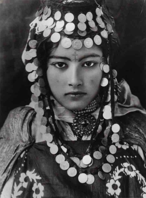 itshistory: Berber Girl in traditional dress, Tunisia, early 1900s Source: imgur.com/I4XPCQ3