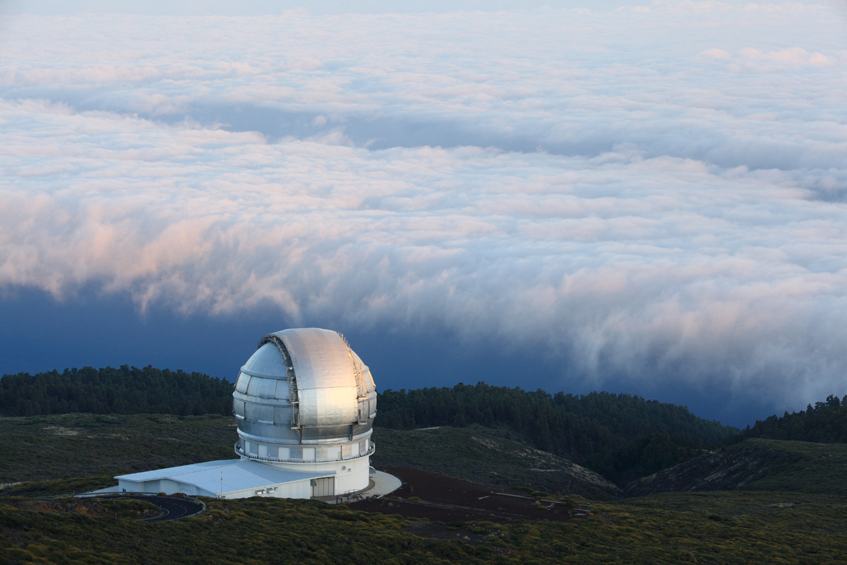 Gran Telescopio Canarias (GTC), Observatorio del Roque de los Muchachos, La Palma. Foi construído no topo de uma montanha vulcânica, a mais de 2200 metros de altitude, por um consórcio constituído pelo Instituto de Astrofísica das Canárias, a...