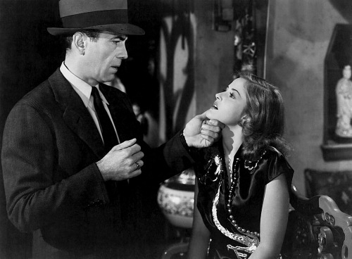 whytheclassics:  sweetheartsandcharacters:  Humphrey Bogart and Martha Vickers in Howard Hawks’ The 