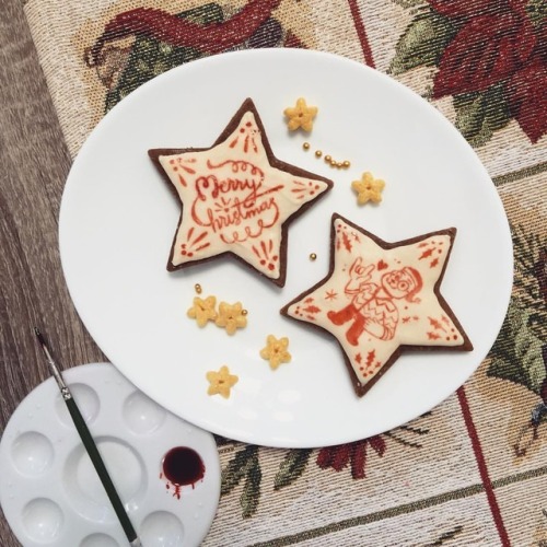 Painted gingerbread star cookie is so fun! #christmas #christmascookies #gingerbreadcookies #cookie 