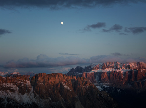 escapekit: Dolomites : Pale Mountains Iceland-based photographer Serena Ho has captured th