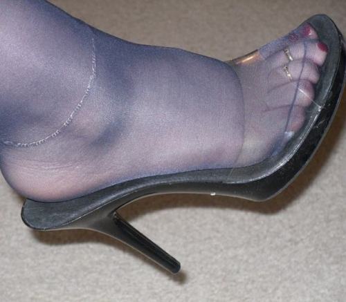 Just my pretty foot in #pantyhose to drool over! LOL! Enjoy! #feet #feetandheels #footfetish #footwo