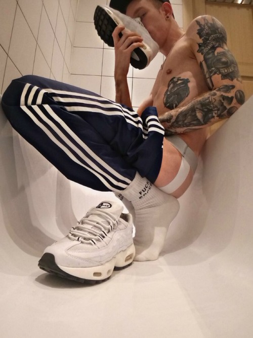 sk8erboy-eu:#smelly #sox #sk8er #sk8erboy #sk8terboy #sneaxn #sneaker #nuroriginalistlegal #smellysox #nike #adidas #sneakerporn #sniffit #gayfetish #fetishparty #sportswear #gear #fetishgear #whitesocksfetish #whitesocks #smellysocks #gayparty #scallyboy