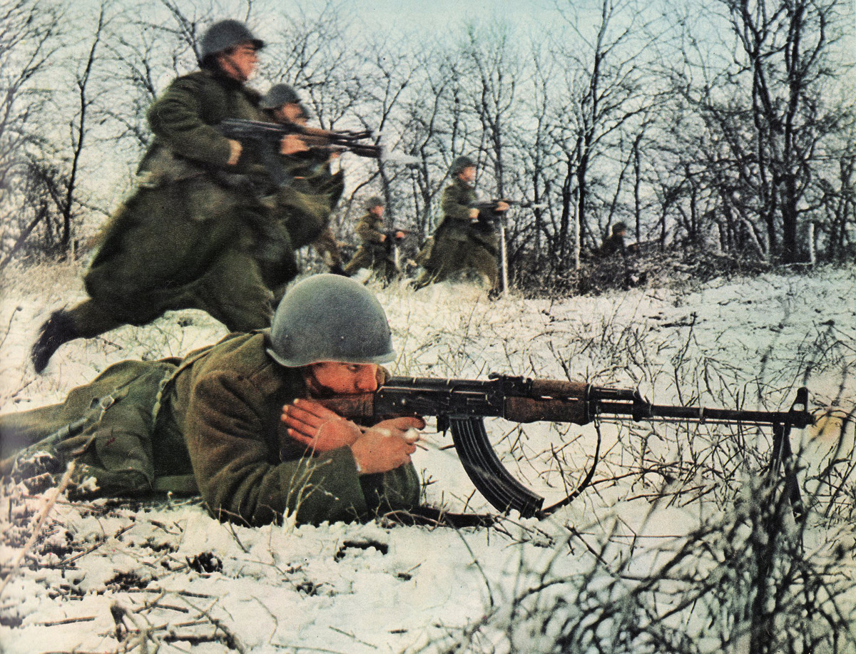 bolt-carrier-assembly:  romanian-military:  Photo Source: Romanian Army 1948-1989