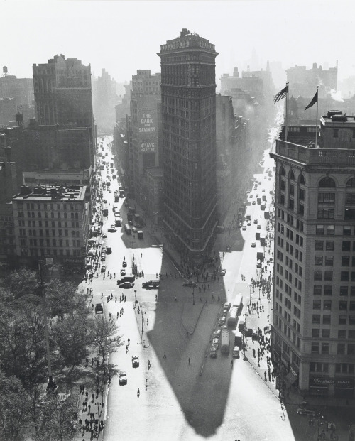 gacougnol:  Rudy BurckhardtFlatiron in Summer 1948